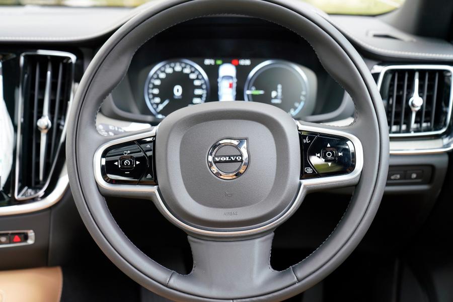 Панель приборов Volvo S60 T6 Inscription 2016 года  (JP) (фото 8 из 35)